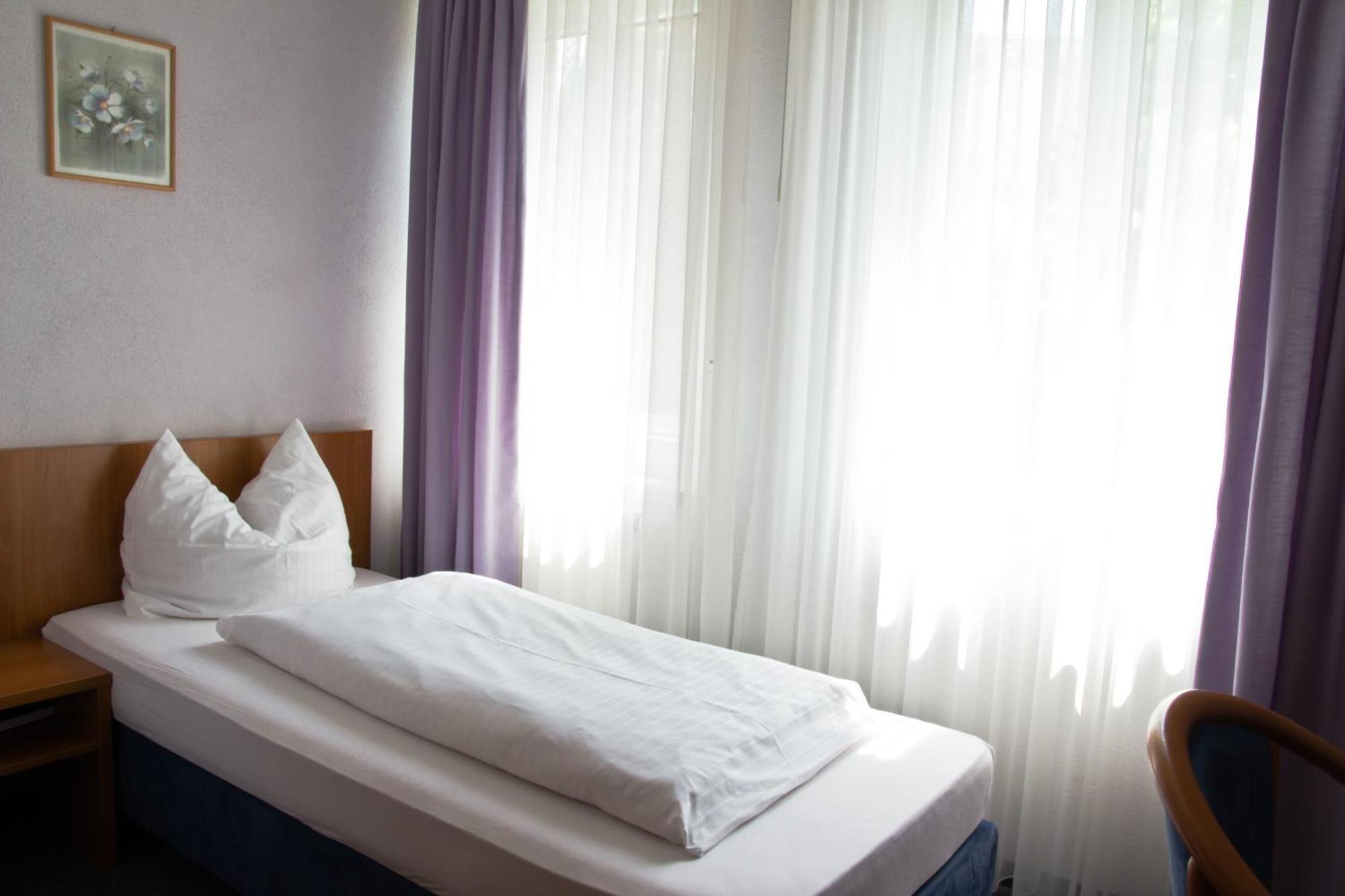 Gaestehaus Zur Kurve ツィルンドルフ 部屋 写真